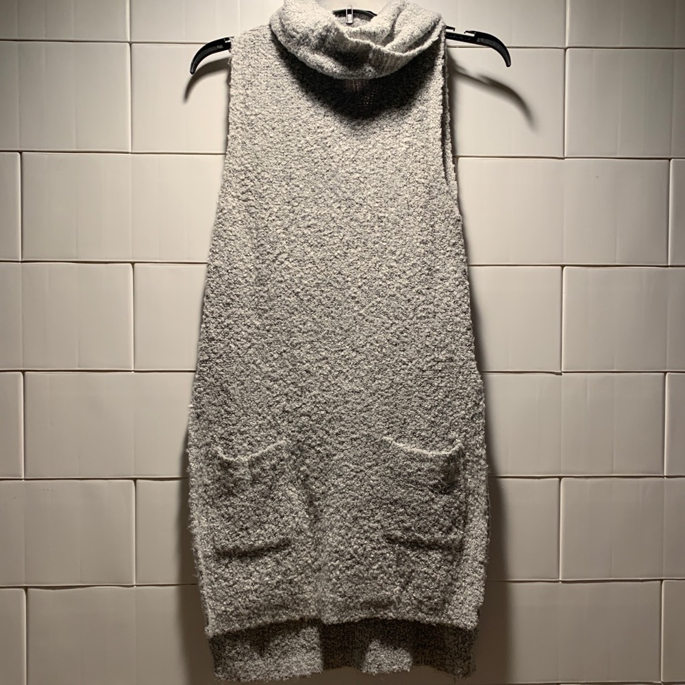 TURTLE NECK SLEEVELESS SWEATER- SLIT SIDE-POCKETS